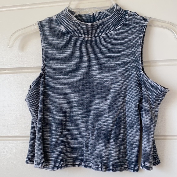 Cold shoulder crop top Size medium - Picture 8 of 12